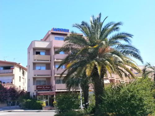 Cavaliere Hotel | Cozy Hôtel Maya: Pet Friendly with Breakfast Included