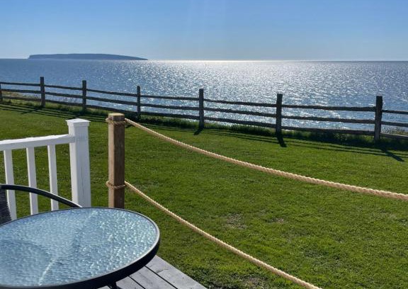 Perce Hotel | Discover Hôtel-Motel Vagues Vertes with Oceanfront Views