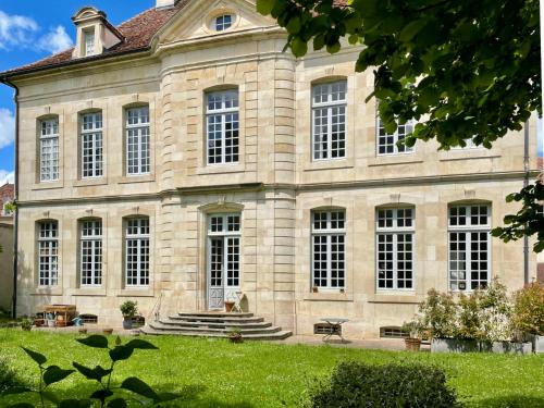 Semur-en-Auxois Apartment | Exceptional Hôtel Particulier: Family-Friendly Retreat