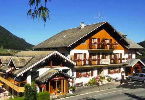 Vacheresse Hotel | Discover Hôtel Plein Soleil: Pet-Friendly Stay with Pool