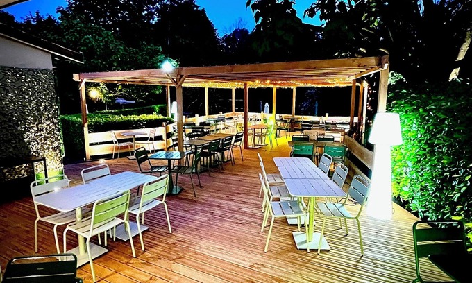 Quincie-en-Beaujolais Hotel | Discover Hôtel Restaurant Le Mont Brouilly: Poolside Retreat