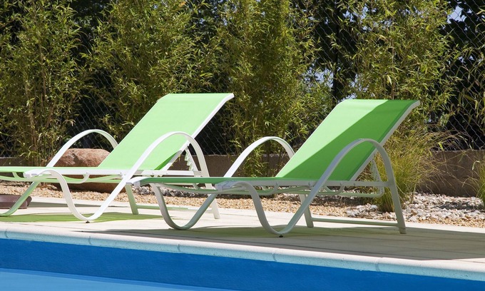 Rieupeyroux Hotel | Discover Hôtel Restaurant Du Commerce with Pool & Dining