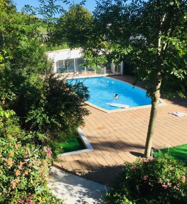 Severac-d'Aveyron Hotel | Cozy Hôtel-Restaurant La Bergerie with Ocean View Pool