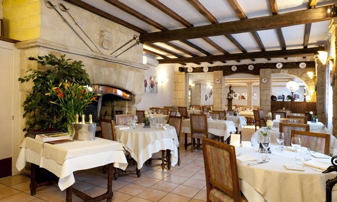 Sainte-Menehould Hotel | Discover Hôtel Restaurant Le Cheval Rouge with Pool & Dining