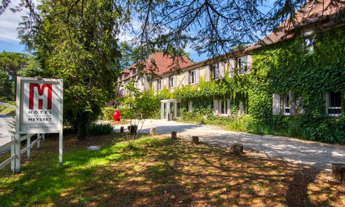 Sarlat-la-Caneda Hotel | Enjoy Oceanfront Views at Hôtel & Restaurant Le Meysset