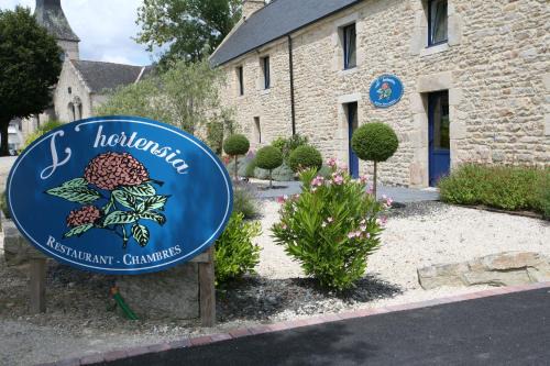 Theix-Noyalo Hotel | Discover Hôtel - Restaurant l'Hortensia: Family-Friendly Stay