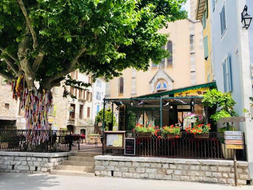 Castellane Hotel | Discover Hôtel Restaurant La Forge: Pet-Friendly Haven