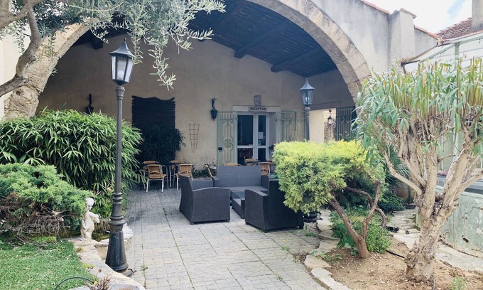 Auriol Hotel | Discover Hôtel Restaurant Le Commerce: Eco-Friendly Comfort