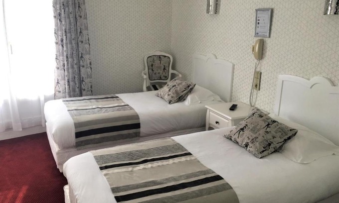 Jassat Hotel | Pet-Friendly Hôtel Restaurant Le Grillon with High Ratings