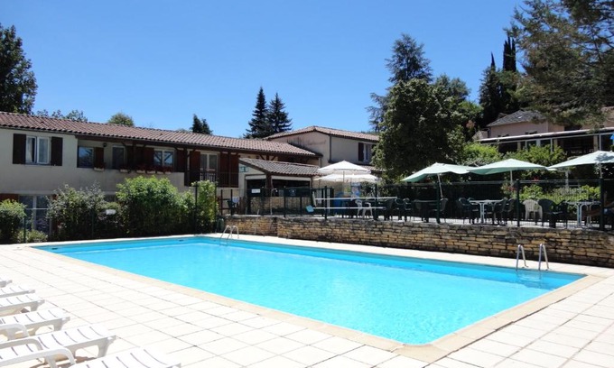 Bouzies Hotel | Pet-Friendly Hôtel Restaurant Les Falaises with Ocean Views