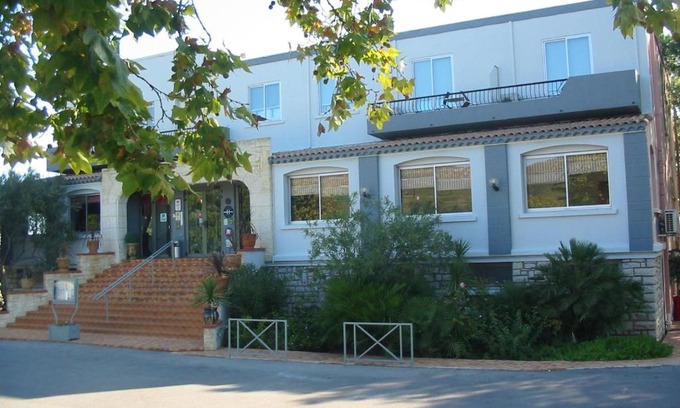 Vic-la-Gardiole Hotel | Pet-Friendly Hôtel Restaurant LOGIS HOTELLERIE DE BALAJAN