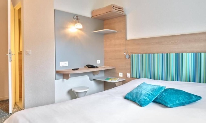 Poincare - Foch - Anatole France - Croix de Bourgogne Hotel | Guest-Rated Hôtel REVOTEL with Breakfast & Child-Friendly Amenities