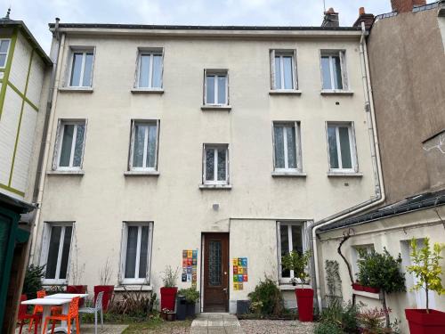 Tours City Centre Hotel | Budget-Friendly Hôtel Saint Eloi - Child Friendly Stay