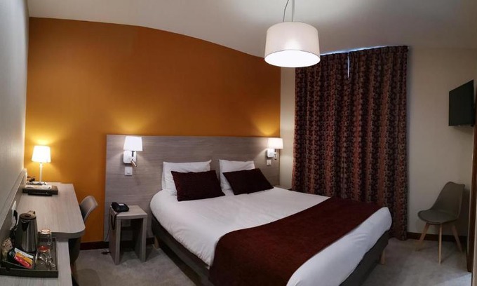 Saint-Jean-de-Maurienne Hotel | Discover Hôtel Saint-Georges: Oceanfront with Pet-Friendly Perks