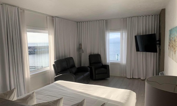Sept-Iles Hotel | Relax at Hôtel Sept-Îles with Beachfront Amenities