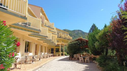 Buis-les-Baronnies Hotel | Relax at Hôtel Sous l'Olivier with Oceanfront Amenities