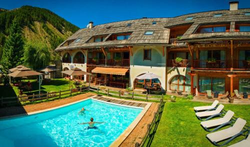 Arvieux Hotel | Relax at Hôtel & Spa La Ferme de l'Izoard with Ocean Views