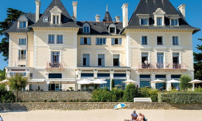 La Baule-Escoublac Hotel | Relax at Hôtel Vacances Bleues Villa Caroline with Ocean Views