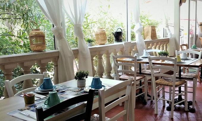 Draguignan Hotel | Victoria Hotel: Family-Friendly Stay with Breakfast Included