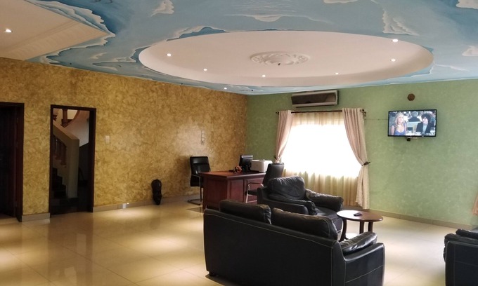 Abomey Hotel | Discover Hôtels Bois Vert: Family-Friendly Comfort Awaits