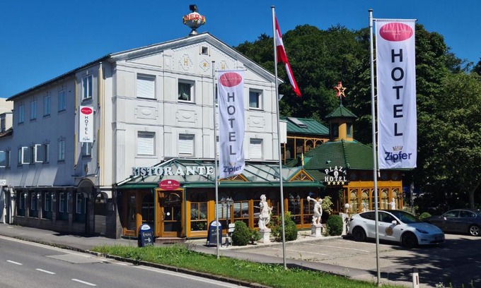 Attnang-Puchheim Hotel | Discover Höckner Plaza Hotel: Pet-Friendly with Breakfast