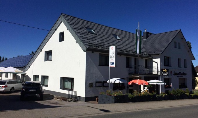 Hofen Hotel | Welcoming Stay at Höfener Wirtshaus with Family-Friendly Perks