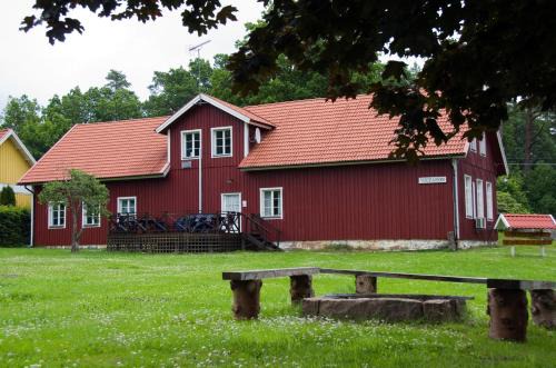 Glimakra House | Experience Comfort at Högsma Bygdegård with Hot Tub & Breakfast