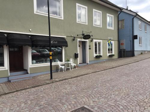Monsteras Hotel | Budget-Friendly Stay at Höjdens Lågprishotell