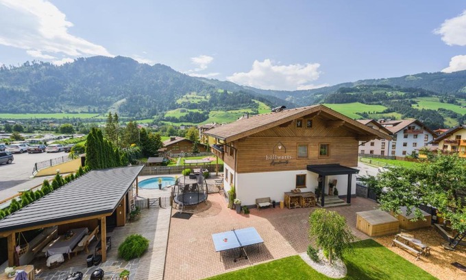 Sankt Johann im Pongau Apartment | Guest Rated 10/10: Höllwarts Appartements with Pool & Kitchen