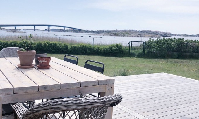 Hono Condo | Experience Hönö Sjöbodar: Oceanfront Stay with Breakfast