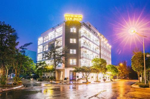 Sam Son Hotel | Relax at FLC Sầm Sơn: Pet-Friendly with Pool & Dining