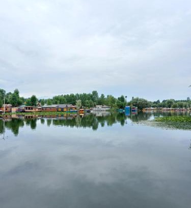 Dal Lake Bed & Breakfast | Unforgettable Stay at H.B. Victoria Garden - Rated 9.3/10