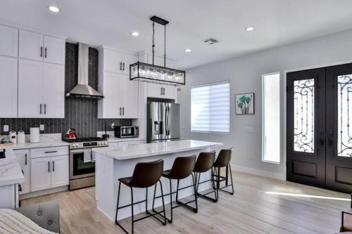 Westminster House | Discover H&H: New 2023 Gem with 3 Queen Beds in OC