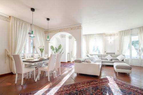 Castellaro Villa | Villa Conchiglia: Relax by the Pool with Family & Pets