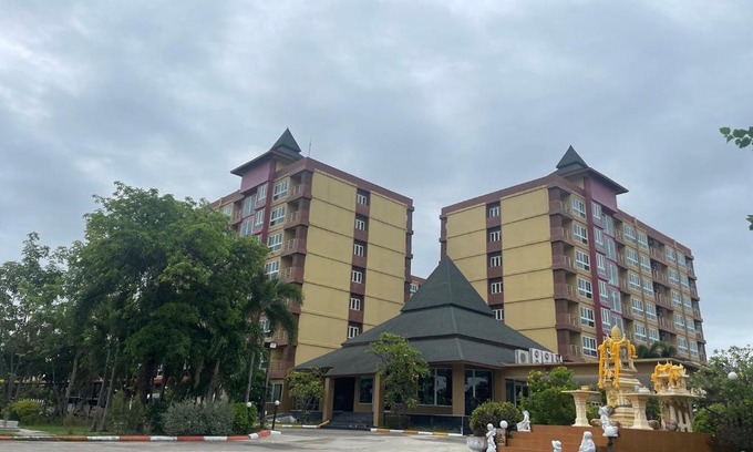 Bang Sao Thong Hotel | Discover H2DO Hotel: Family-Friendly Stay with Pool Access