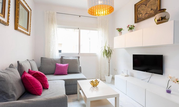 Capuchinos Apartment | H2M Carrera Capuchinos: Free Parking & Family-Friendly Amenities