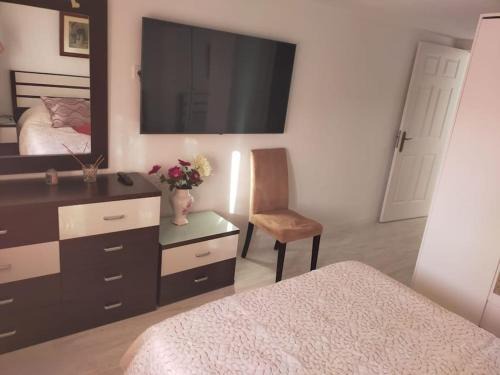 El Grao de Castellon Apartment | Cozy Room with Private Bath Near the Beach, Family-Friendly