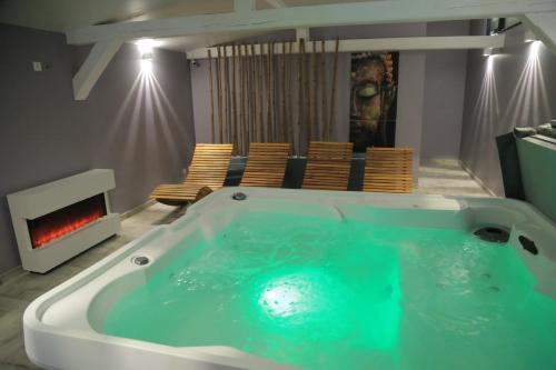 Sovata Apartment | H49 Apartman - Adults Only with Oceanfront Views & Spa