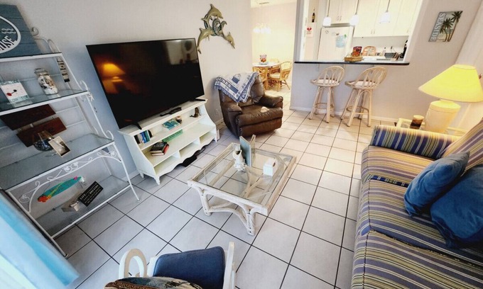 Demere Park Condo | Enchanting H5: King and Queen by the Lake Awaits You