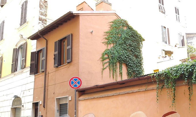 Rione XIV Borgo House | Unforgettable Stay at HABEMUS DOMUM! Vatican Studio Flat