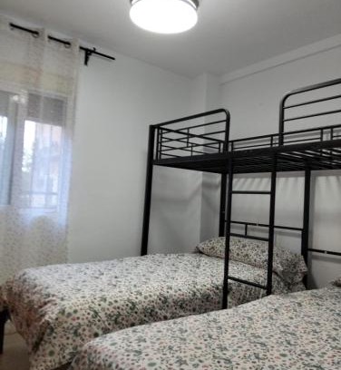 Castilleja de la Cuesta House | Habitación Cama Literas Mixta Castilleja de la Cuesta
