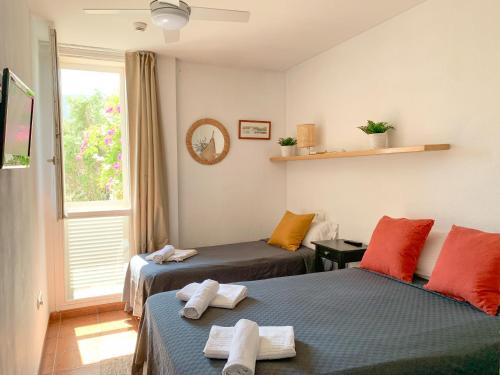 Cadaques House | Central Room with AC, Private Bath & Fridge - Great Value