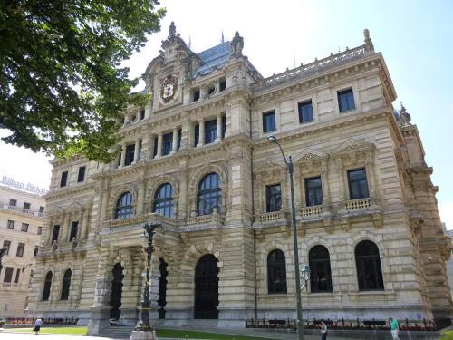 Bilbao City Centre House | Private Room with En-Suite in Central Bilbao - Rated 9/10