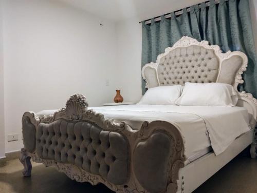 La Ceja Bed & Breakfast | Habitación con cama queen y baño privado cerca del parque