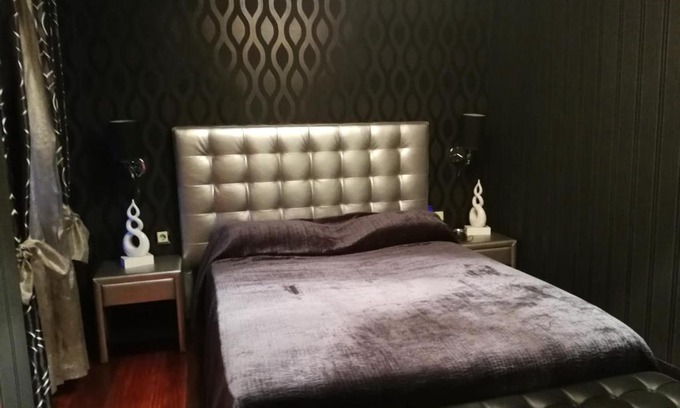 Basurtu House | Cozy Room with Garage and Inviting Hot Tub Amenities