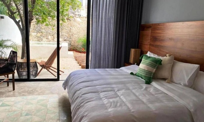 Barrio de Santiago Hotel | Elegant King Size Suite with Private Pool in Mérida