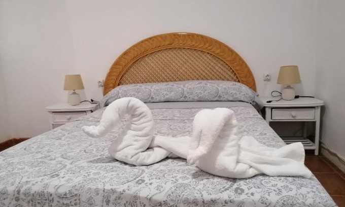 Abades House | Budget-Friendly Ocean View Room with Shared Amenities
