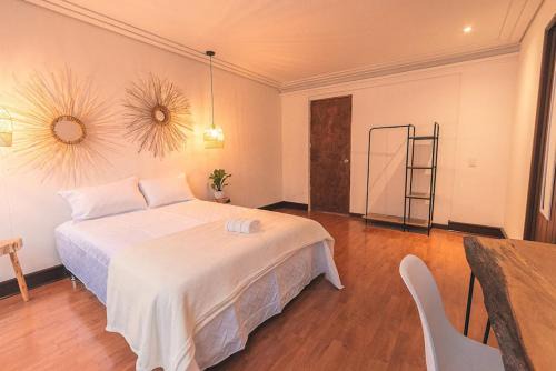 Astorga Apartment | Cozy Room with Shared Bath in Poblado - Ideal for Families