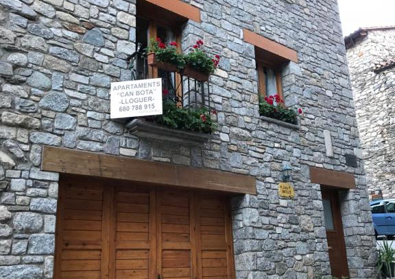 Setcases Apartment | Family-Friendly Retreat at Habitatge de Can Bota Batllo