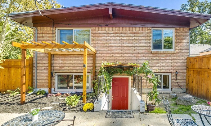 North End Apartment | Pet-Friendly Retreat at HabitueHomes - Red Ivy #4